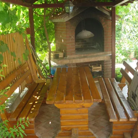 Ave Подстрана