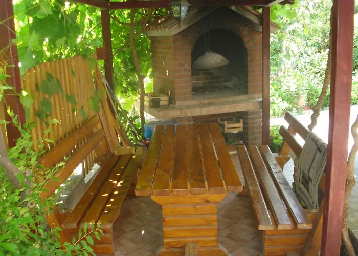 Ave Подстрана