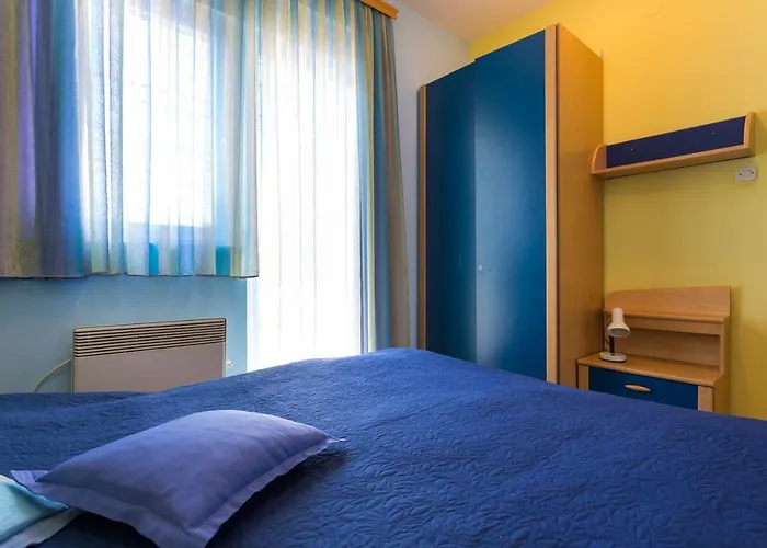 Ave Подстрана