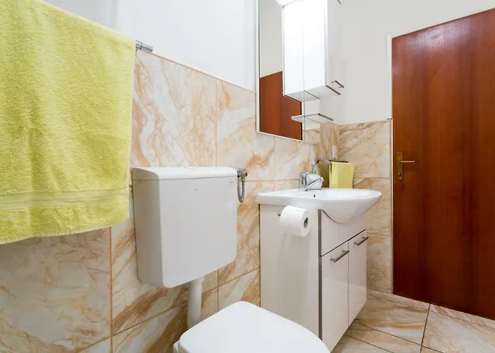 Ave Подстрана