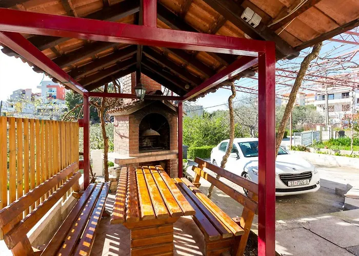 Ave Подстрана