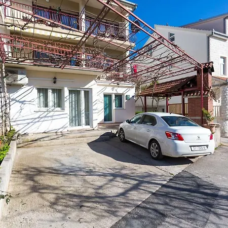 Ave Apartment *